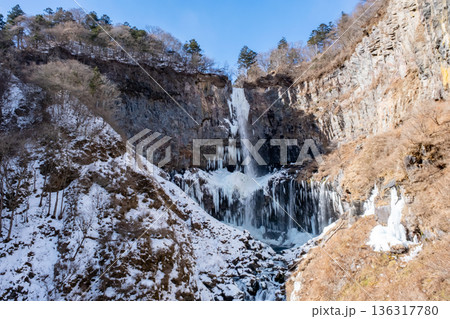 栃木県氷結してツララのできた日光華厳の滝 栃木県氷結してツララのできた日光華厳の滝 136317780