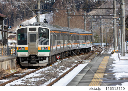 JR吾妻線の郷原駅を発車する上り普通列車 211系 JR吾妻線の郷原駅を発車する上り普通列車 211系 136318320
