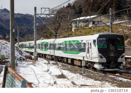 JR吾妻線　郷原駅を通過する臨時特急草津・四万　E257系 136318719