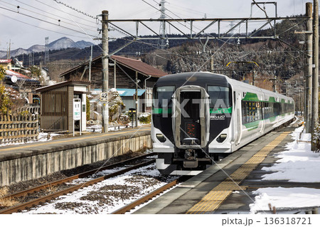 JR吾妻線 郷原駅を通過する臨時特急草津・四万 E257系 JR吾妻線 郷原駅を通過する臨時特急草津・四万 E257系 136318721