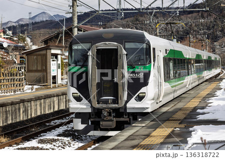 JR吾妻線 郷原駅を通過する臨時特急草津・四万 E257系 JR吾妻線 郷原駅を通過する臨時特急草津・四万 E257系 136318722