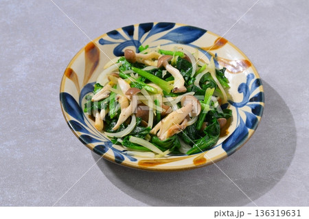 ほうれん草とシメジと玉ねぎの野菜炒め。家庭料理、野菜いため。 136319631