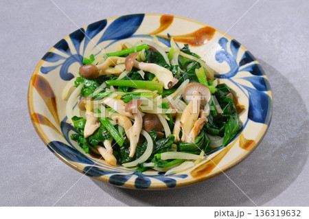 ほうれん草とシメジと玉ねぎの野菜炒め。家庭料理、野菜いため。 ほうれん草とシメジと玉ねぎの野菜炒め。家庭料理、野菜いため。 136319632