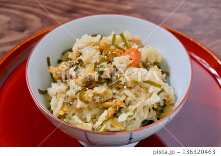炊き込みご飯、アサリとベビーホタテと昆布の海鮮炊込ごはん。 炊き込みご飯、アサリとベビーホタテと昆布の海鮮炊込ごはん。 136320463