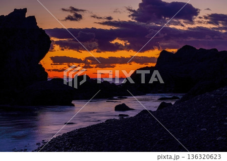 室戸岬の海岸で見た夕焼けに染まる岩場の海岸線とドラマチックな雲の風景 室戸岬の海岸で見た夕焼けに染まる岩場の海岸線とドラマチックな雲の風景 136320623