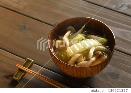 白菜と油揚げとしめじのみそ汁 白菜と油揚げとしめじのみそ汁 136321327