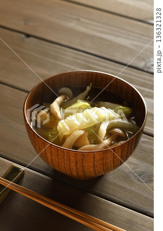 白菜と油揚げとしめじのみそ汁 白菜と油揚げとしめじのみそ汁 136321328