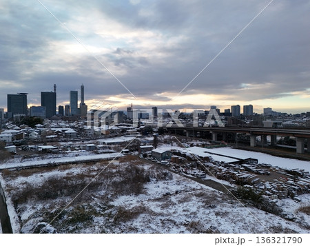 <鳥瞰>雪の降ったさいたま新都心と高速道路 <鳥瞰>雪の降ったさいたま新都心と高速道路 136321790
