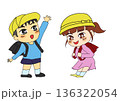 学校に行く小学生の男女 136322054