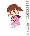 小学生のランドセルを背負った女の子 136322396