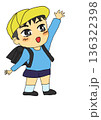 手をあげて道を渡る小学生の男の子 136322398