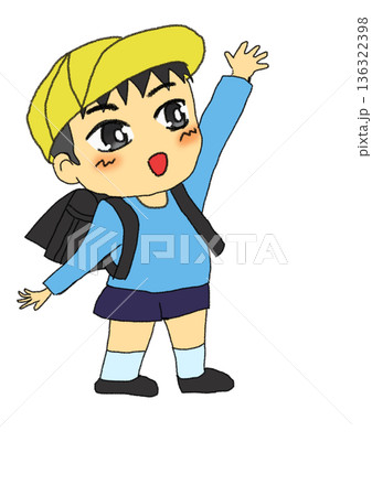 手をあげて道を渡る小学生の男の子 136322398