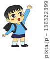 学校に行く小学生の男の子 136322399