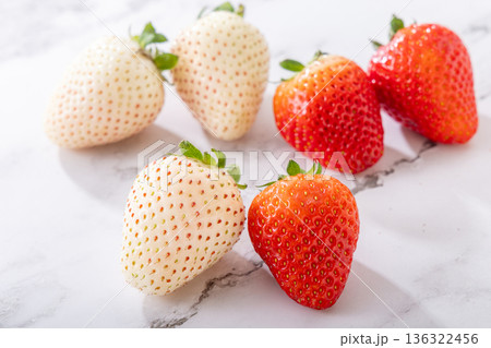 白イチゴと赤いちご 白イチゴと赤いちご 136322456
