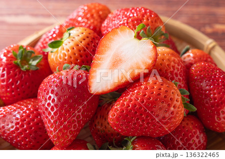 ざるに盛ったイチゴ 136322465