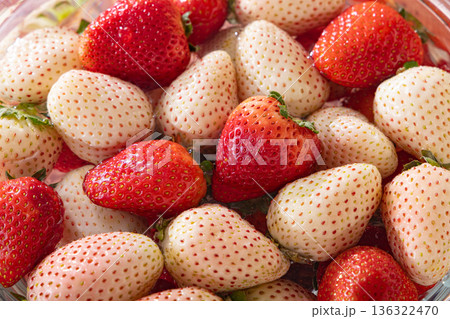 水の中にあるいちご 水の中にあるいちご 136322470