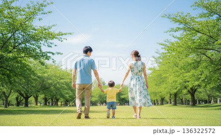 新緑の公園を散歩する親子のイラスト素材 [136322572] - PIXTA