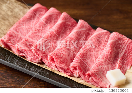 すき焼き用　国産和牛肩ロース薄切り 136323002