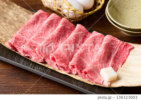 すき焼き用　国産和牛肩ロース薄切り 136323003