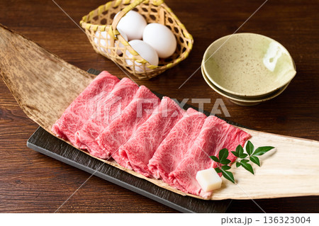 すき焼き用　国産和牛肩ロース薄切り 136323004
