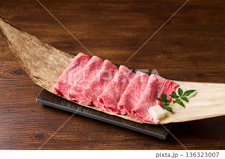 すき焼き用 国産和牛肩ロース薄切り すき焼き用 国産和牛肩ロース薄切り 136323007