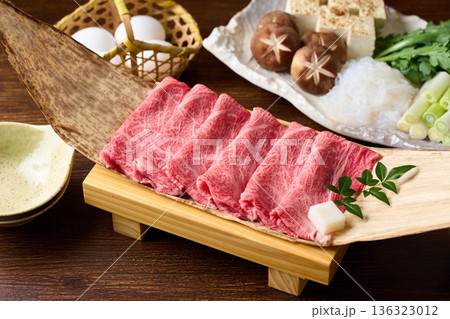 すき焼き用　国産和牛肩ロース薄切り 136323012