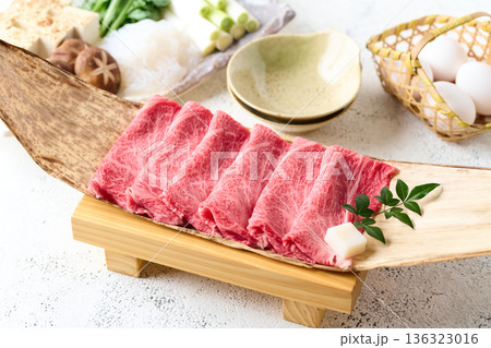 すき焼き用　国産和牛肩ロース薄切り 136323016