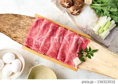 すき焼き用　国産和牛肩ロース薄切り 136323018