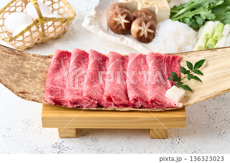 すき焼き用　国産和牛肩ロース薄切り 136323023