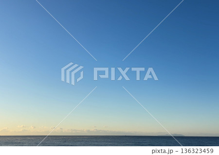 冬の朝の光に包まれた海と空 冬の朝の光に包まれた海と空 136323459