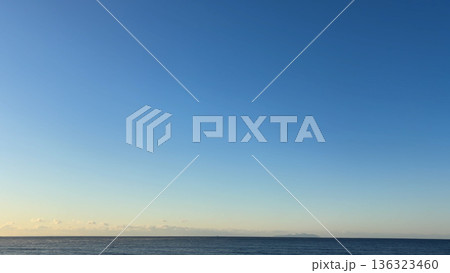 冬の朝の光に包まれた海と空 136323460