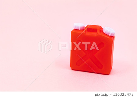灯油缶 ポリタンク ピンク背景 灯油缶 ポリタンク ピンク背景 136323475