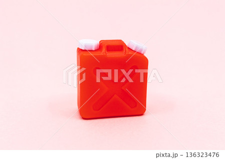 灯油缶 ポリタンク ピンク背景 灯油缶 ポリタンク ピンク背景 136323476