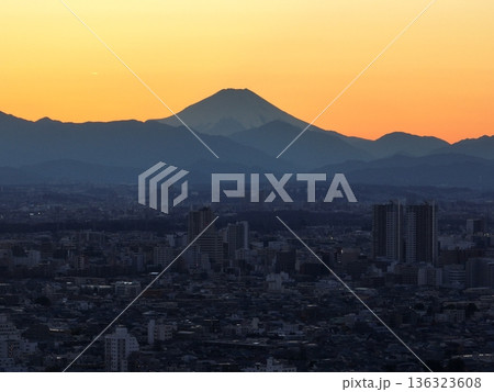 ＜鳥瞰＞夕日に染まる夕暮れの空と山 136323608