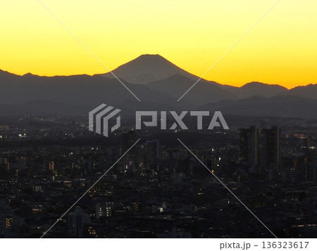 <鳥瞰>夕日に染まる都心のビル群と雪化粧の富士山 <鳥瞰>夕日に染まる都心のビル群と雪化粧の富士山 136323617