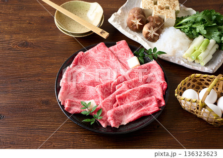 すき焼き用　国産和牛肩ロース薄切り 136323623