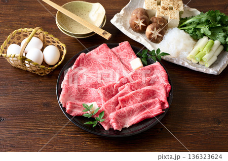 すき焼き用　国産和牛肩ロース薄切り 136323624