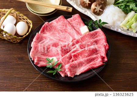 すき焼き用　国産和牛肩ロース薄切り 136323625