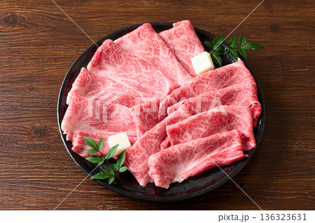 すき焼き用　国産和牛肩ロース薄切り 136323631