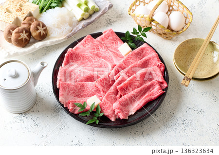 すき焼き用 国産和牛肩ロース薄切り すき焼き用 国産和牛肩ロース薄切り 136323634