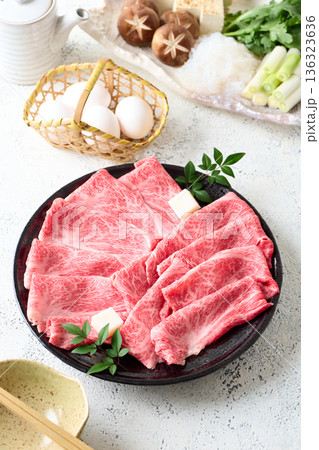 すき焼き用　国産和牛肩ロース薄切り 136323636