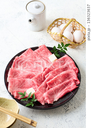 すき焼き用 国産和牛肩ロース薄切り すき焼き用 国産和牛肩ロース薄切り 136323637