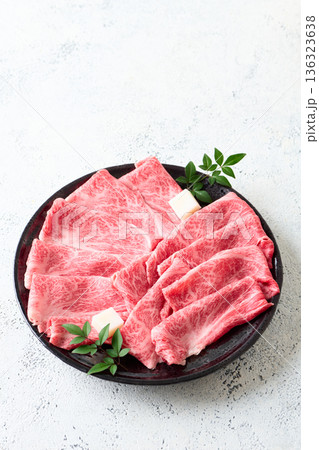 すき焼き用 国産和牛肩ロース薄切り すき焼き用 国産和牛肩ロース薄切り 136323638
