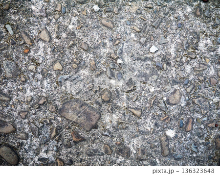 小石の混ざったアスファルト地面・背景素材 136323648