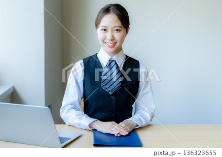受付で説明するビジネスウーマン 受付で説明するビジネスウーマン 136323655