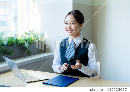 受付で説明するビジネスウーマン 136323657