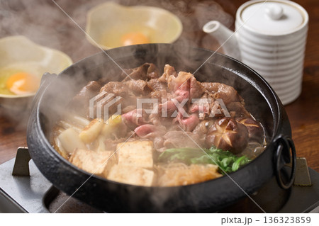 すき焼きを調理する 136323859