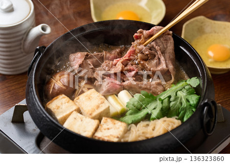 すき焼きを調理する 136323860