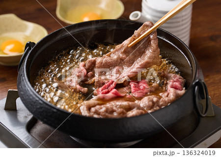 すき焼きを調理する すき焼きを調理する 136324019