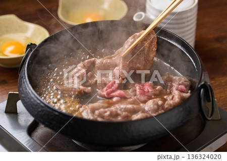 すき焼きを調理する すき焼きを調理する 136324020